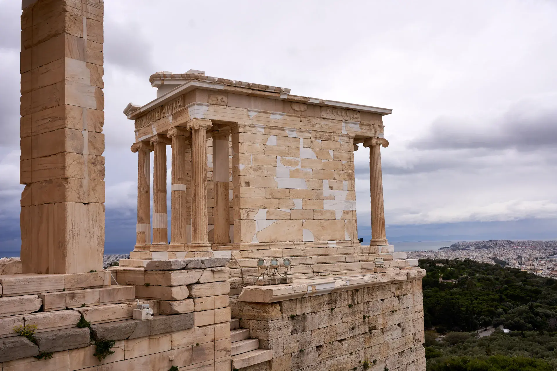 El pequeño Templo de Atenea Niké ubicado en su bastión defensivo con vistas panorámicas sobre Atenas y el mar