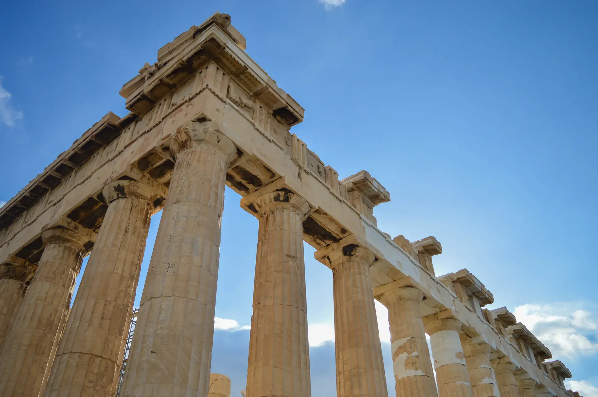 Vista noreste del templo del Partenón mostrando sus icónicas columnas dóricas y arquitectura griega clásica contra el horizonte de Atenas