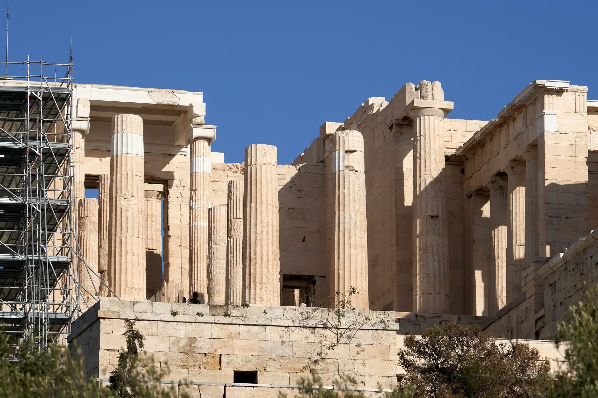 La puerta de los Propíleos mostrando sus enormes columnas dóricas y el portal de entrada monumental que conduce a la cumbre de la Acrópolis