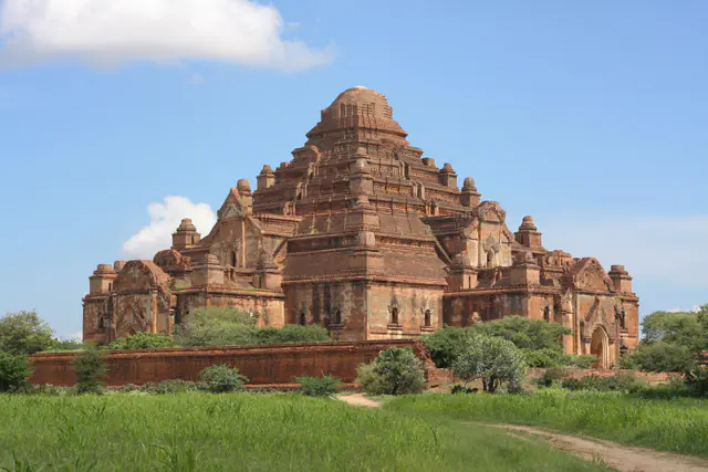 La estructura masiva tipo pirámide del Templo Dhammayangyi con su distintivo perfil escalonado silueteado contra el cielo, mostrando el templo más grande de Bagan
