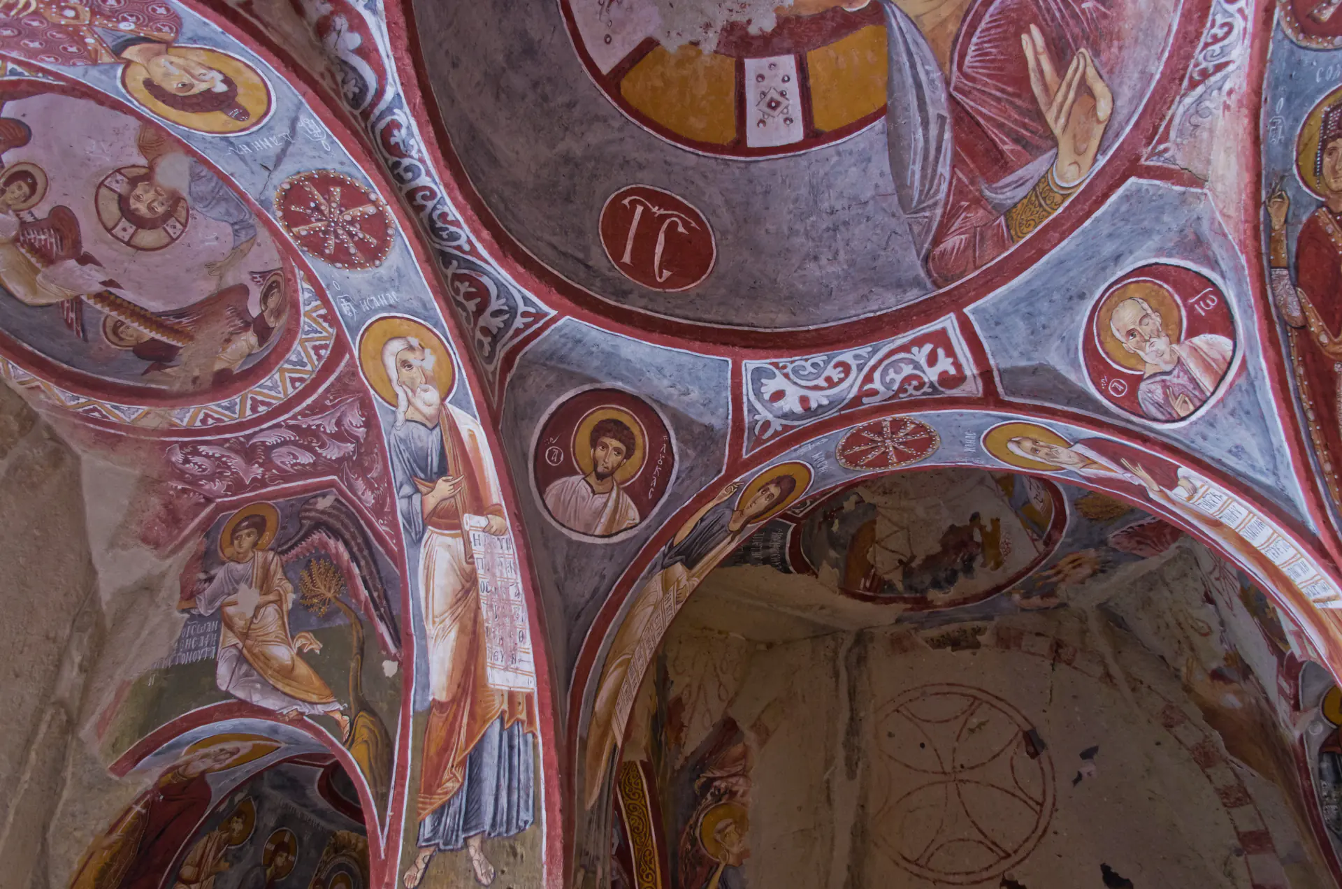 Vibrantes frescos bizantinos que representan escenas bíblicas en las paredes y techo de la Iglesia Elmali en Göreme