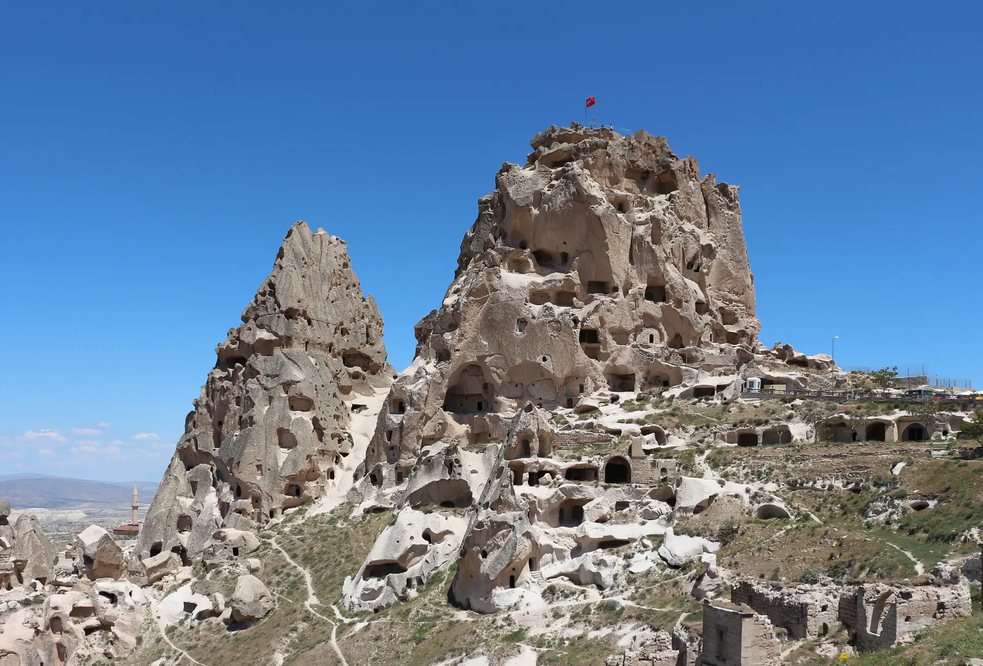Fortaleza rupestre del Castillo de Uçhisar con forma de panal de viviendas cueva elevándose sobre el paisaje de Capadocia