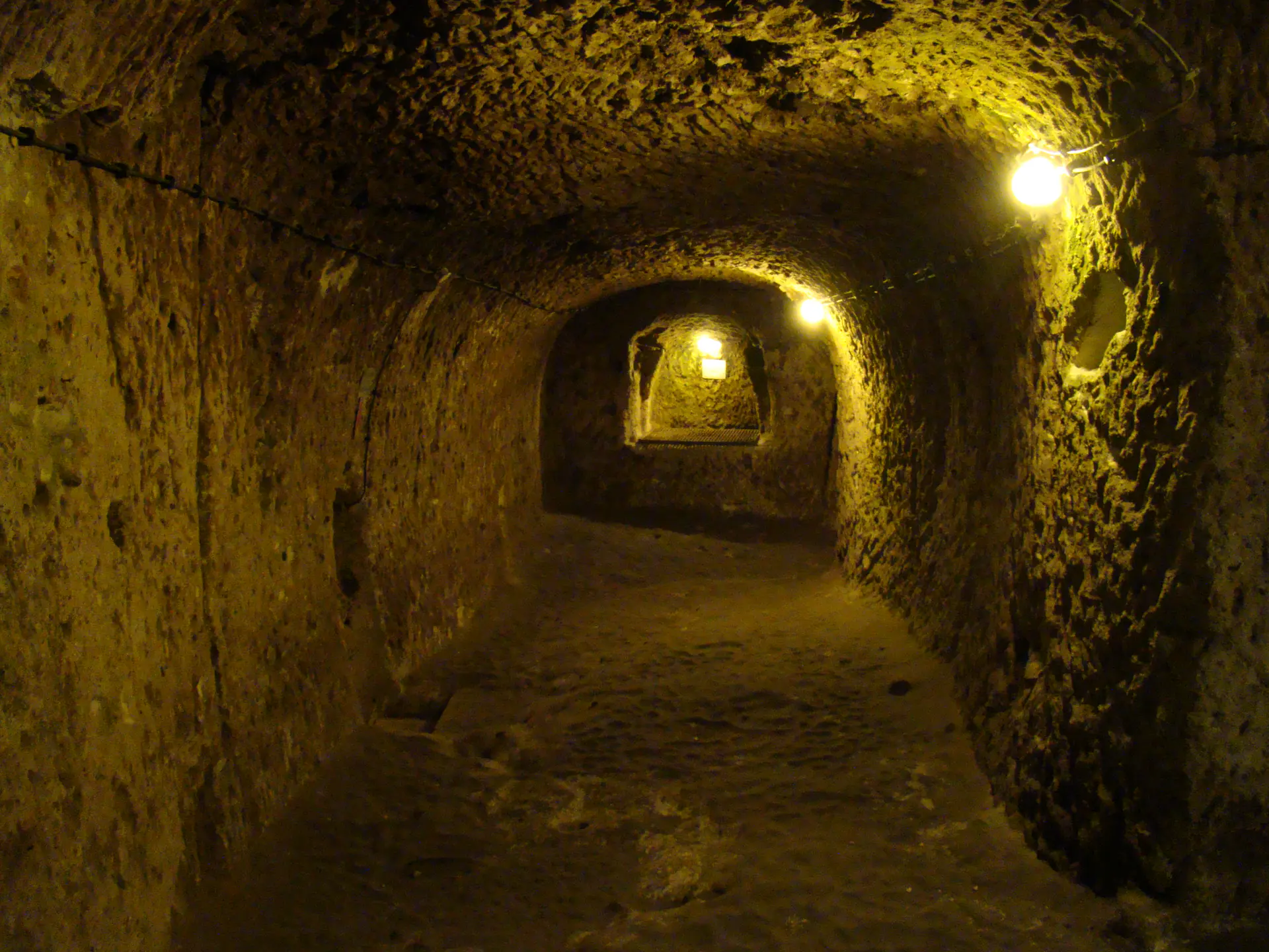 Antiguos túneles y cámaras de piedra tallada de la ciudad subterránea de Derinkuyu que se extiende profundamente bajo Capadocia