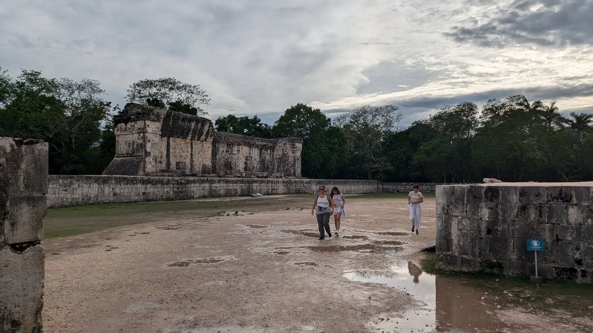 El masivo Gran Juego de Pelota mostrando imponentes muros de piedra y campo de juego en el sitio arqueológico de Chichen Itzá