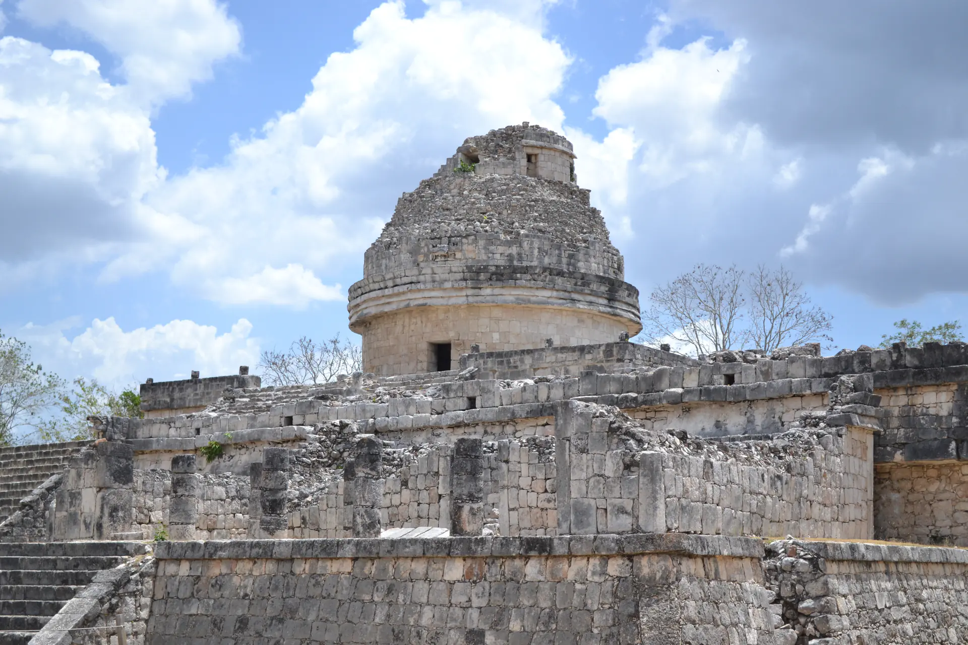 El edificio cilíndrico del observatorio El Caracol mostrando su distintiva arquitectura circular en Chichen Itzá