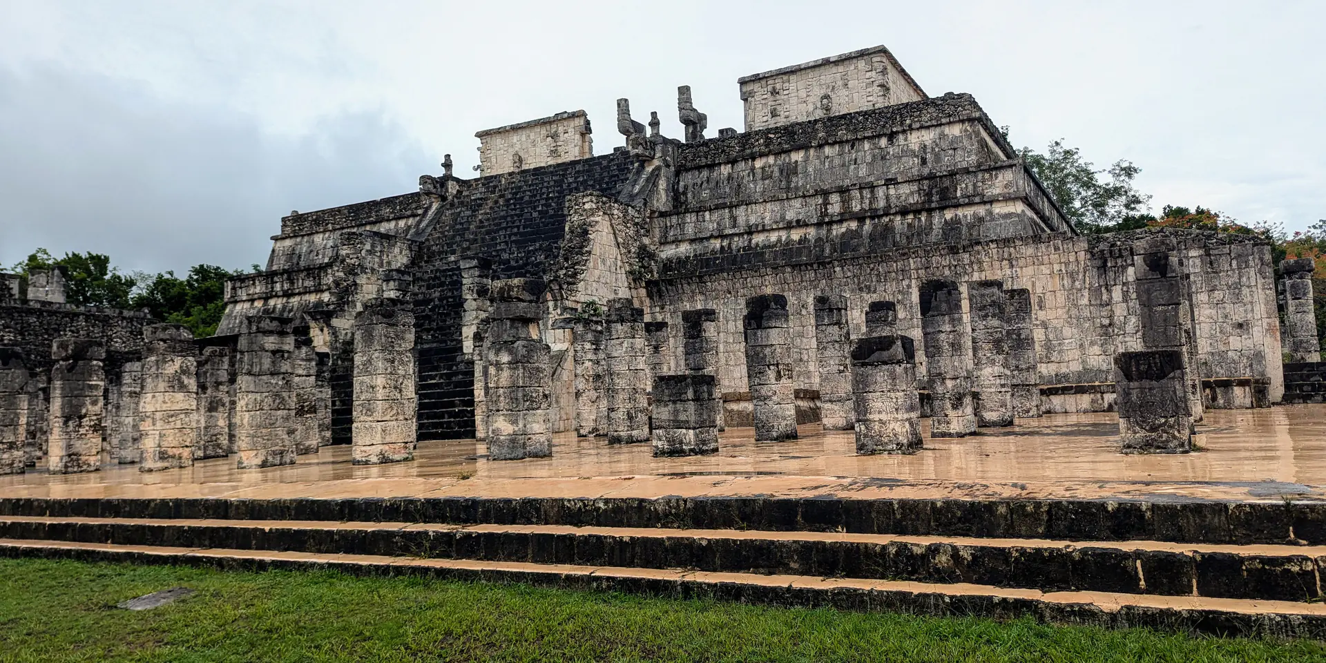 Pirámide del Templo de los Guerreros con columnas talladas y arquitectura maya antigua en Chichen Itzá