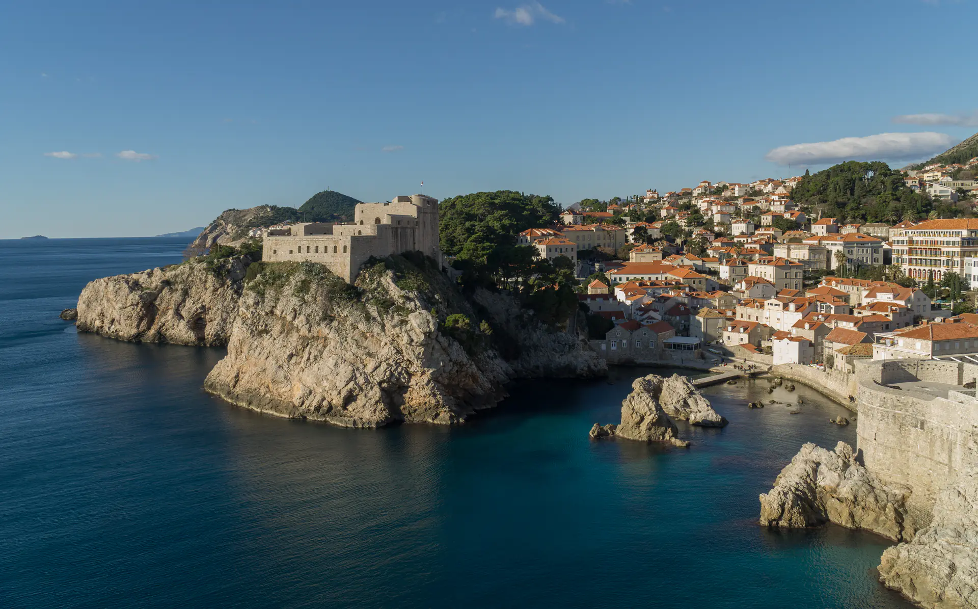 La fortaleza de Lovrijenac dramáticamente posicionada sobre acantilados rocosos sobre el mar Adriático con las murallas de la ciudad de Dubrovnik visibles al fondo