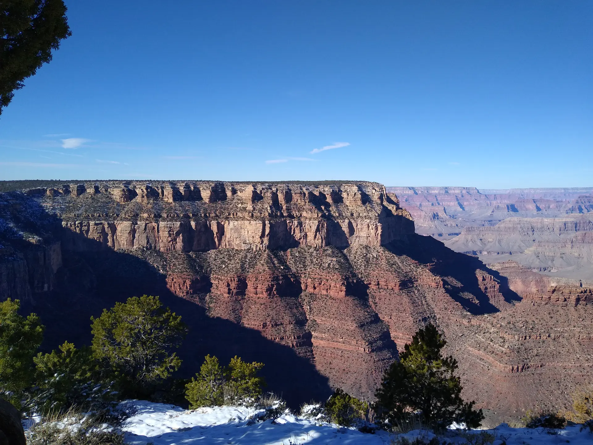 Capas de roca del Gran Cañón con formaciones etiquetadas incluyendo Kaibab, Toroweap, Arenisca Coconino y Hermit mostrando 2 mil millones de años de historia geológica