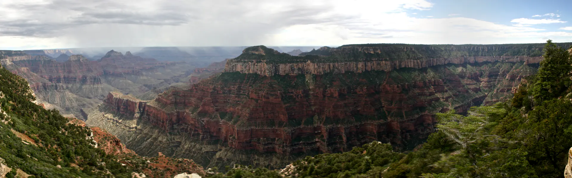 Vista panorámica amplia del Borde Norte del Gran Cañón mostrando dramáticas perspectivas silvestres y extensas vistas del cañón