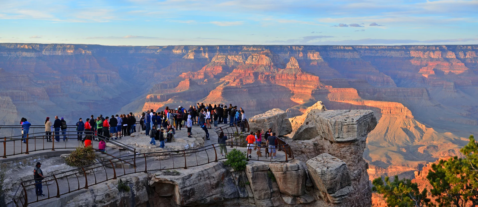 Espectacular vista panorámica desde Mather Point mostrando formaciones rocosas en capas y vastas profundidades del cañón en el Borde Sur del Gran Cañón