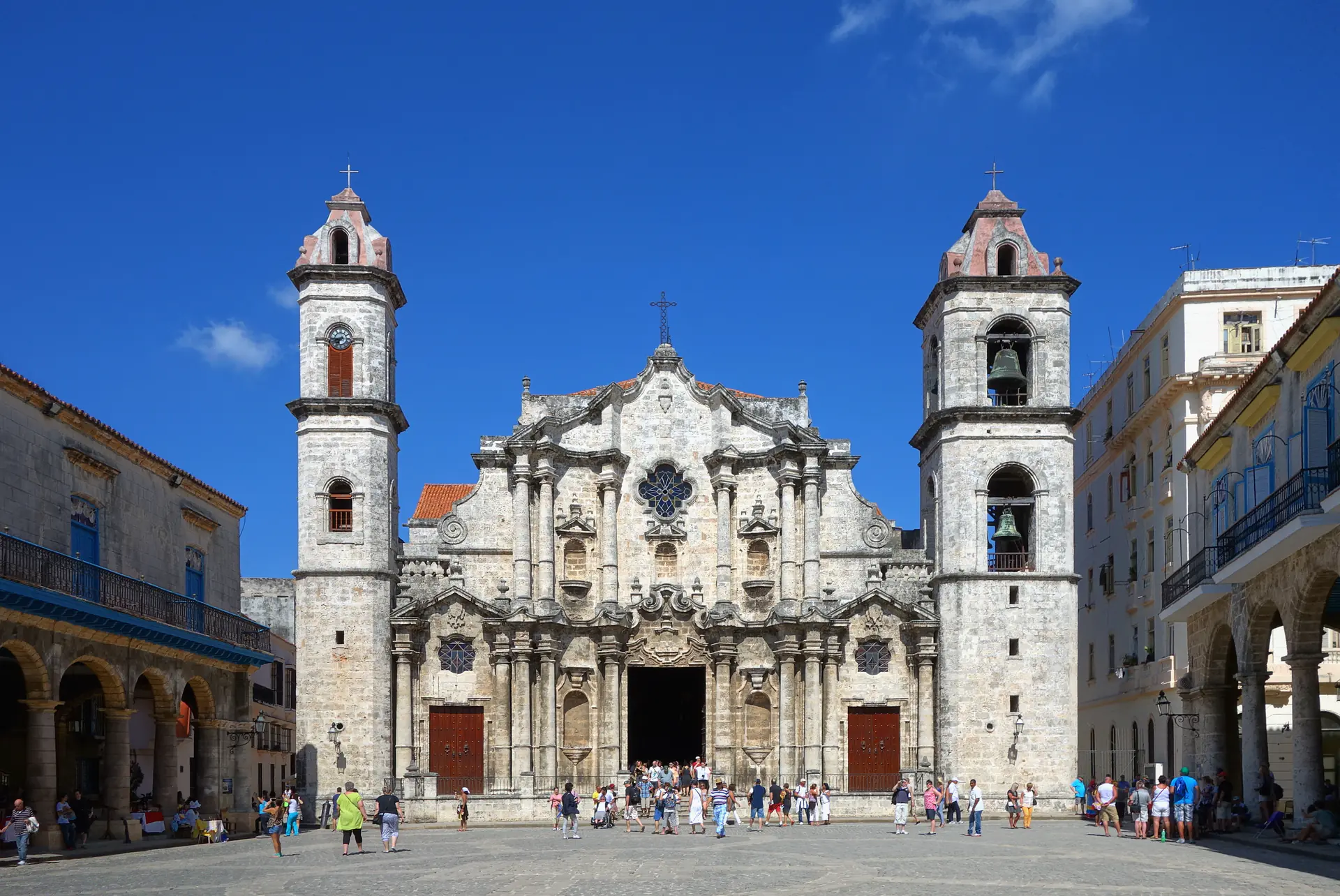 Fachada barroca de la Catedral de La Habana con sus distintivas torres asimétricas elevándose sobre la íntima Plaza de la Catedral, rodeada de mansiones coloniales restauradas