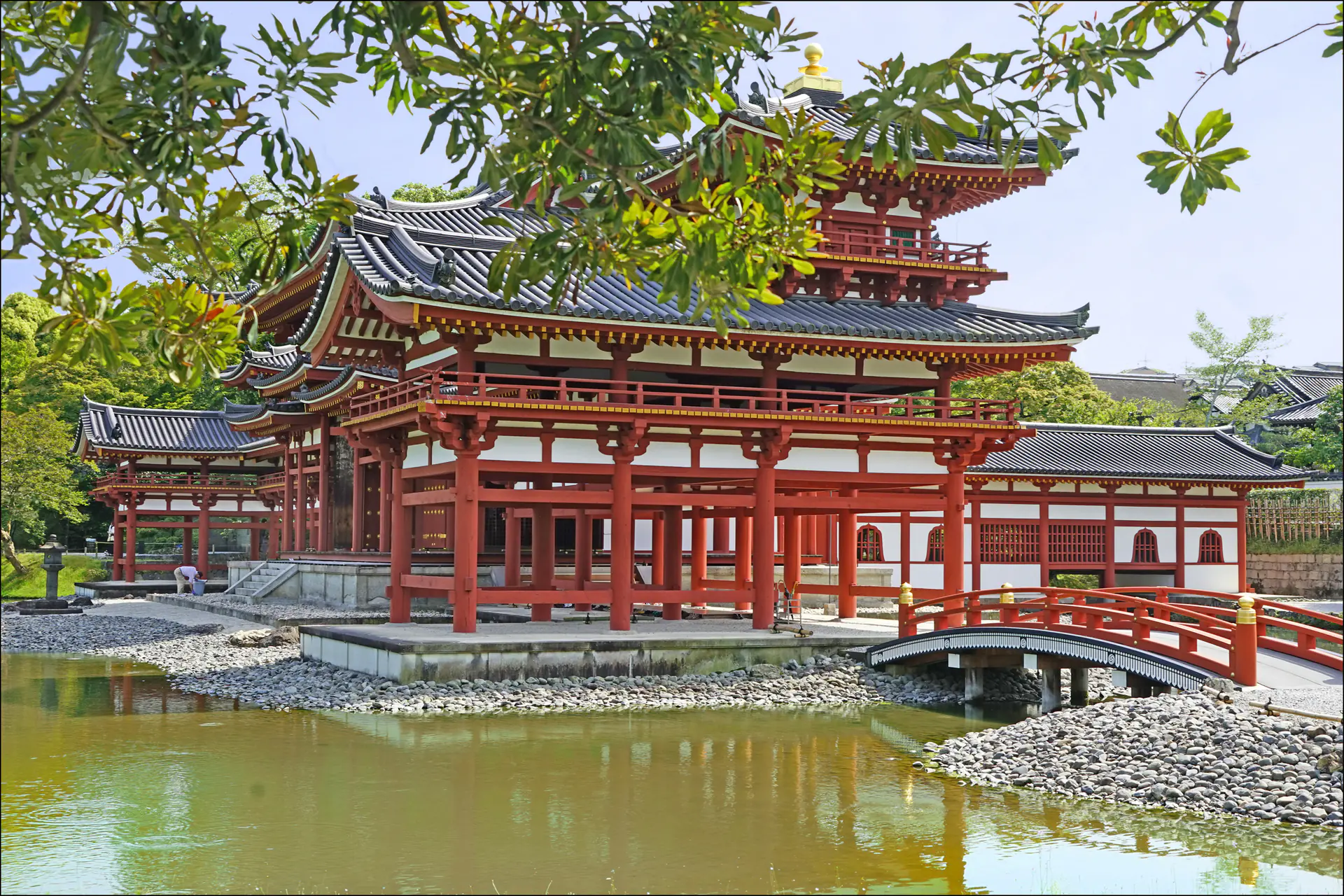 El elegante Salón del Fénix de Byōdō-in con sus alas simétricas reflejadas en el estanque, mostrando la arquitectura budista de la Tierra Pura del período Heian