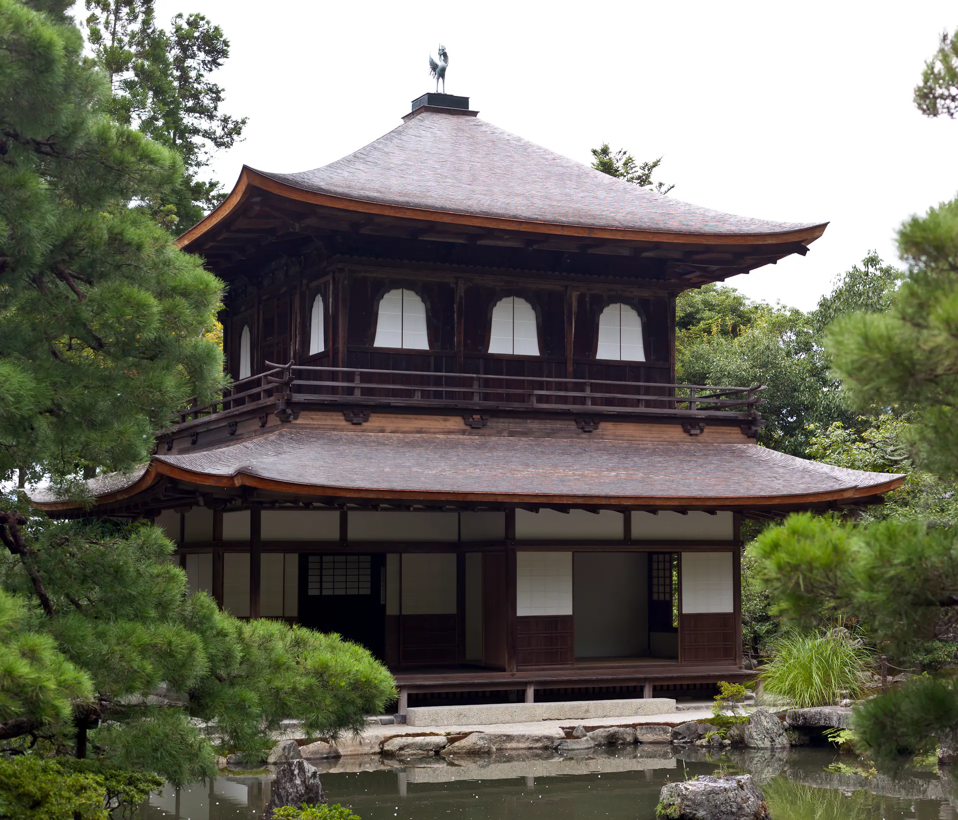 Pabellón de Plata Ginkaku-ji con su distintiva estructura de dos pisos, mostrado después de su restauración de 2008, rodeado de terrenos de jardín cuidadosamente mantenidos