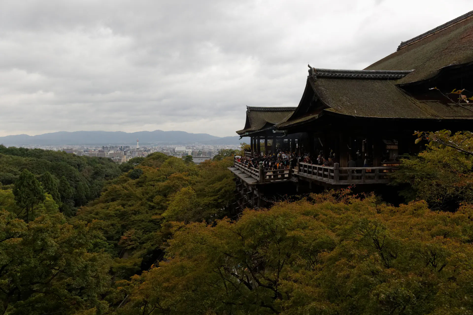 Veranda de madera del templo Kiyomizu-dera proyectándose desde la ladera, sostenida por masivos pilares de madera demostrando carpintería tradicional japonesa sin clavos