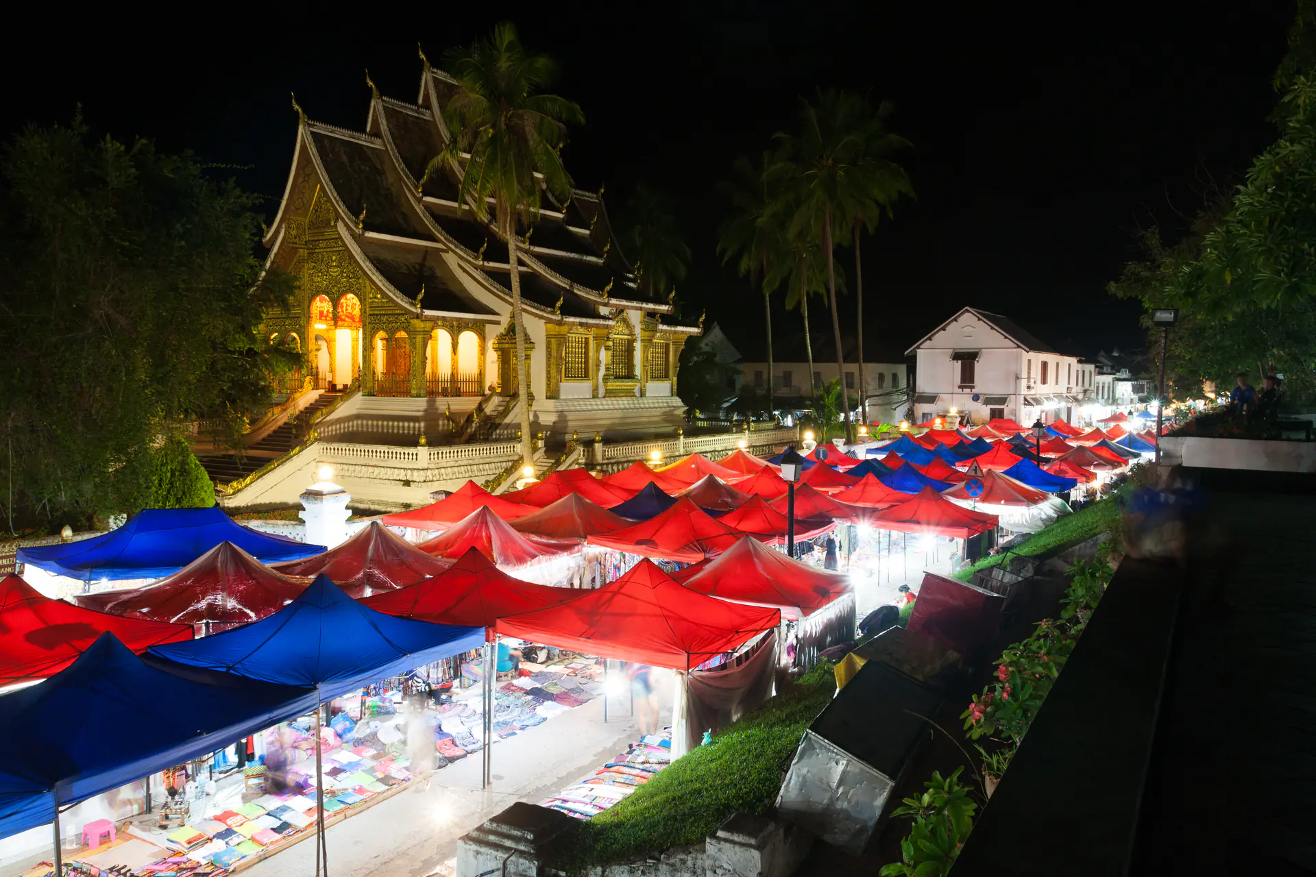 Coloridas artesanías y textiles tradicionales lao exhibidos en el mercado nocturno de Luang Prabang