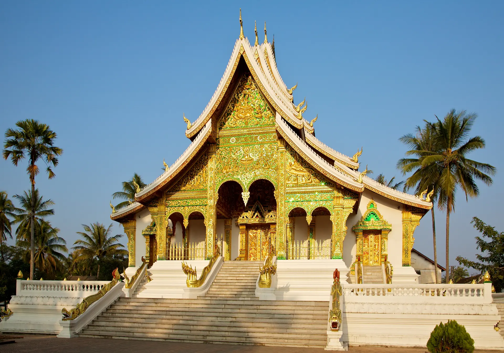 Vista panorámica de Luang Prabang mostrando los terrenos del Museo del Palacio Real con el templo del Monte Phousi elevándose al fondo