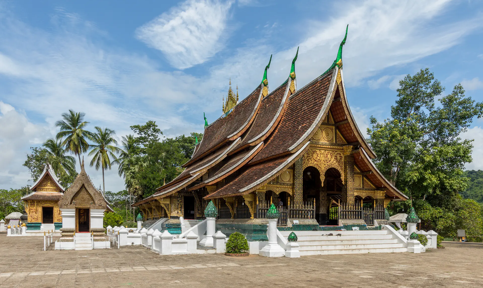 Luang Prabang: Templos Budistas y Ceremonia de Limosnas