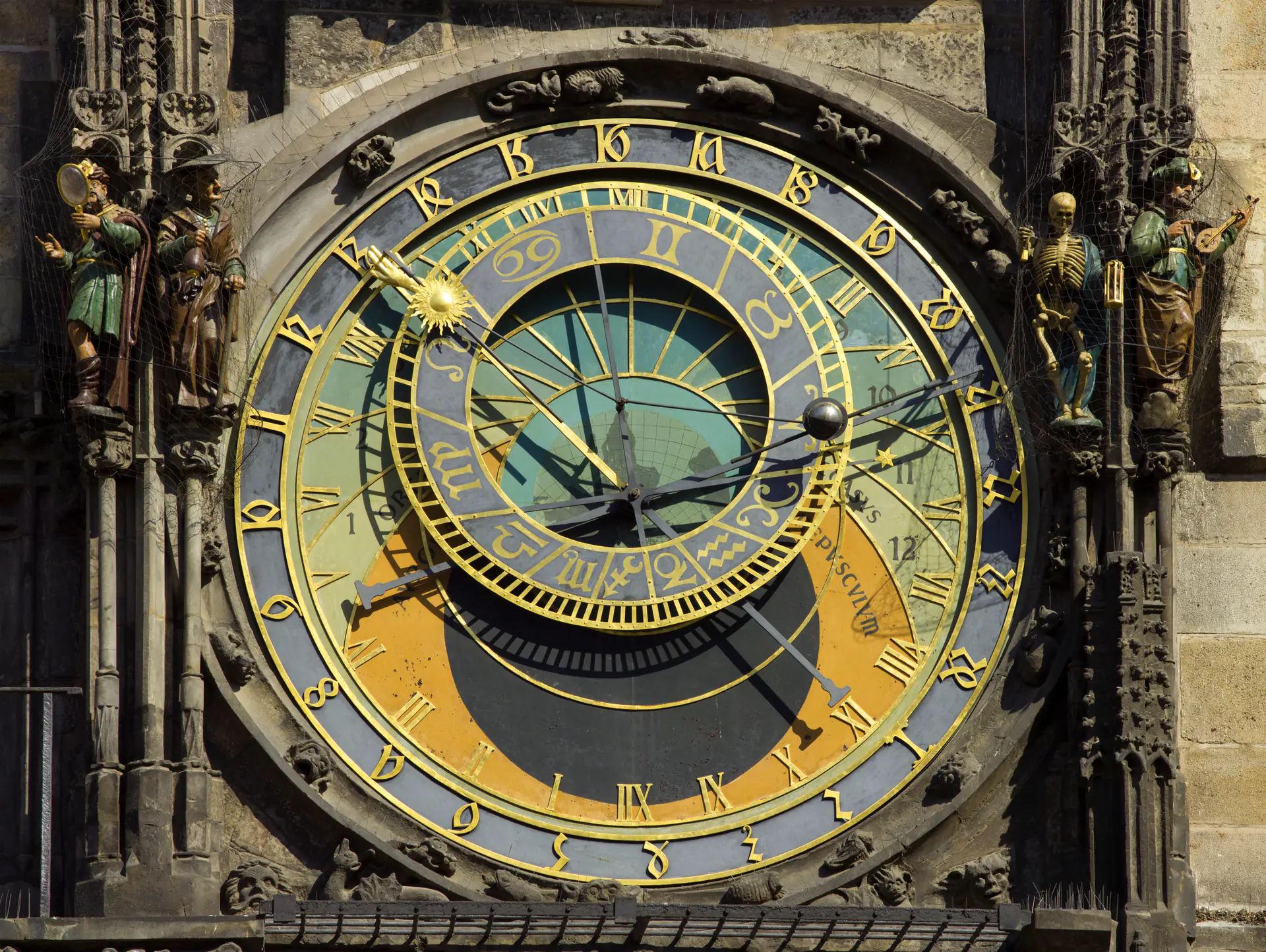 Plaza de la Ciudad Vieja en Praga mostrando el Reloj Astronómico medieval en el Ayuntamiento con las torres gemelas de la Iglesia gótica de Nuestra Señora ante Týn elevándose detrás de fachadas barrocas coloridas