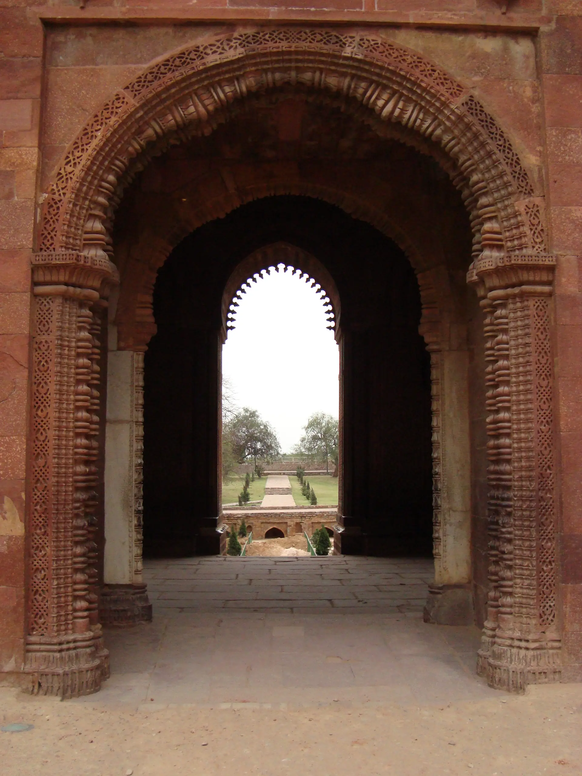 La elegante puerta Alai Darwaza mostrando arenisca roja con incrustaciones de mármol blanco, arcos de herradura e intrincada caligrafía islámica