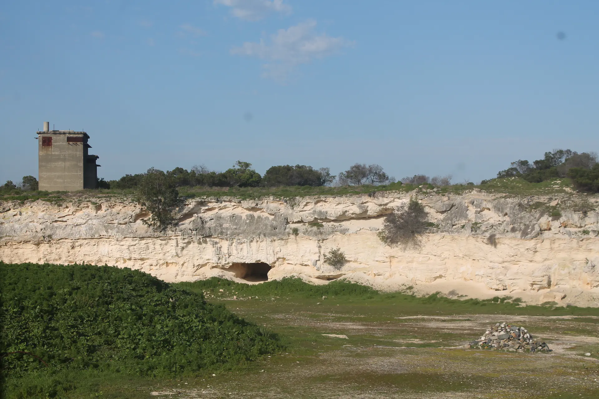 La cantera de piedra caliza donde los prisioneros políticos realizaron trabajos forzados bajo condiciones duras, ahora un sitio conmemorativo con vistas a Table Mountain