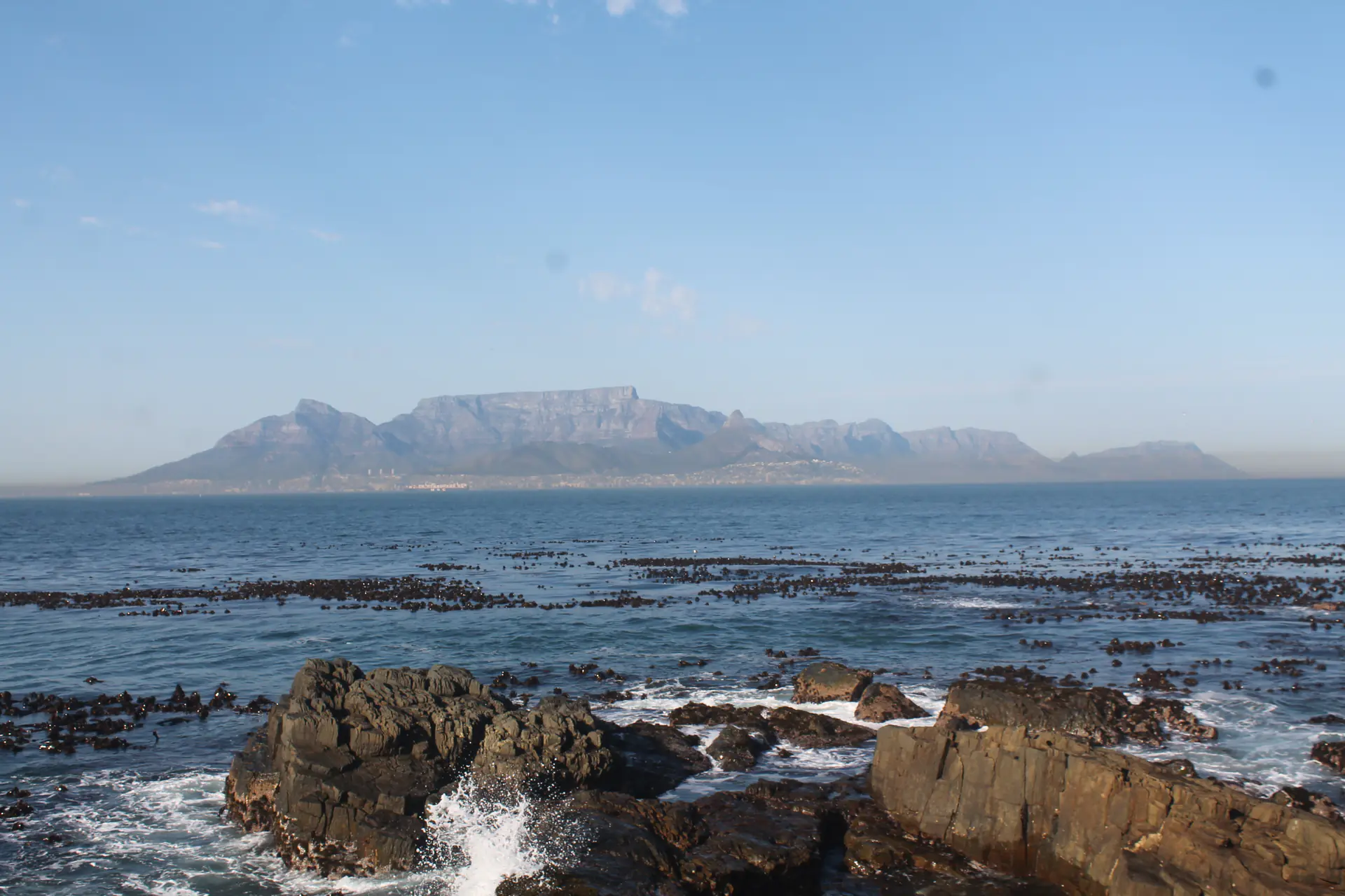 Vista a través de Table Bay desde la Isla Robben hasta Table Mountain y Ciudad del Cabo, la vista que los prisioneros políticos vieron durante su encarcelamiento