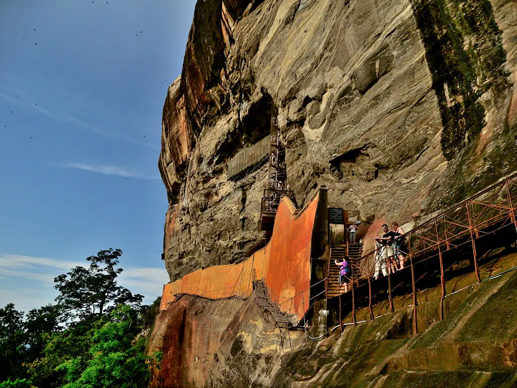 Inscripciones de grafiti antiguo en el pulido Muro Espejo en Sigiriya, mostrando poesía de visitantes del siglo VI-XIV en cingalés clásico