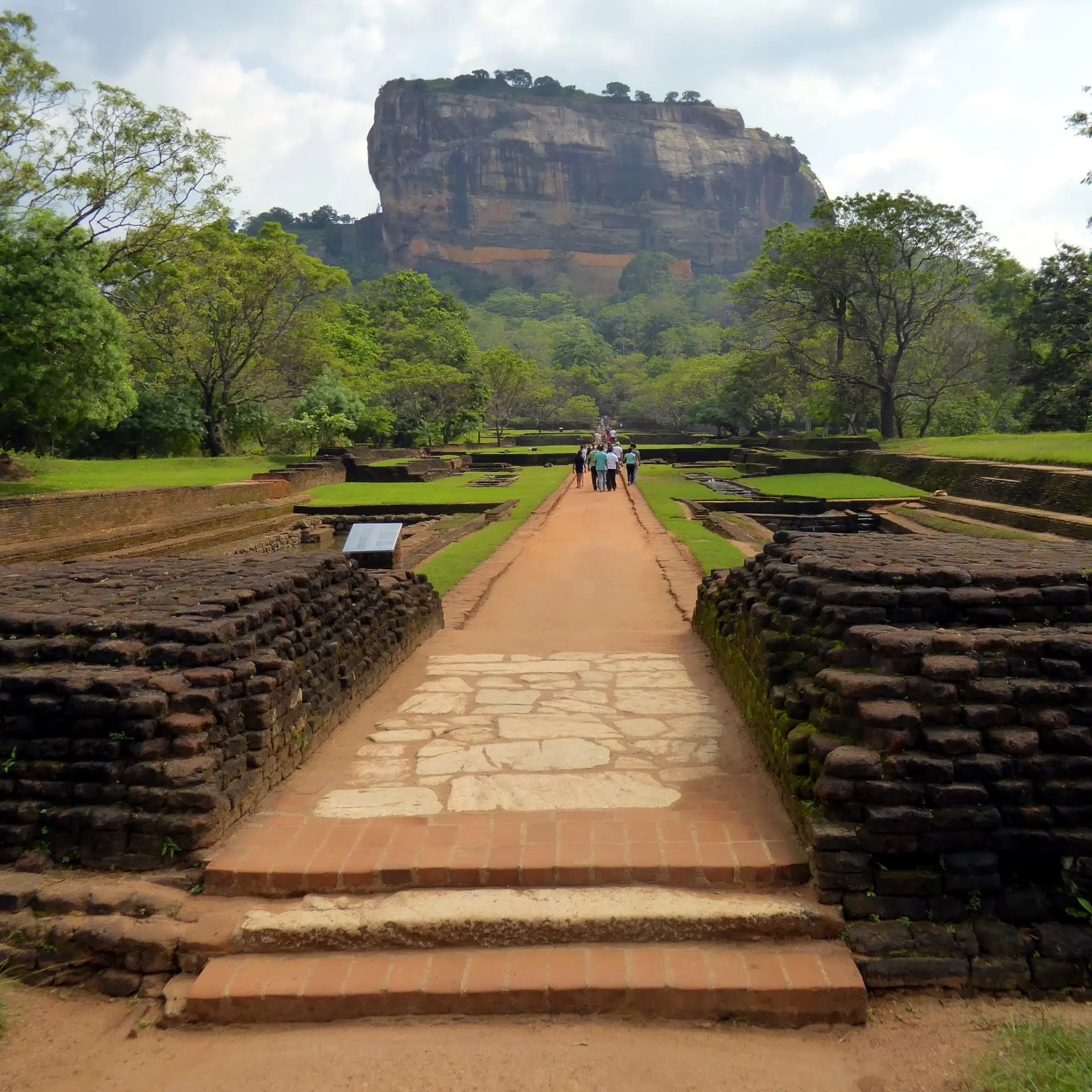 Antiguos jardines de agua simétricos en la base de Sigiriya mostrando piscinas geométricas y sistemas hidráulicos del siglo V d.C.