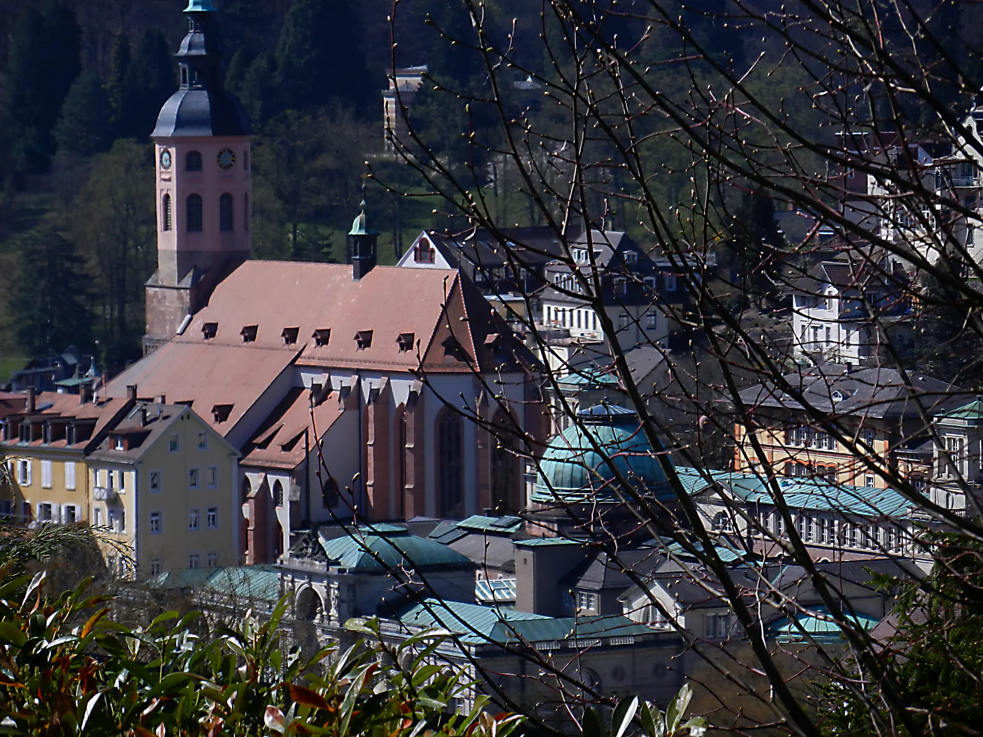 El histórico edificio del balneario termal Friedrichsbad en Baden-Baden, Alemania, mostrando la arquitectura del Renacimiento Revival del complejo de baño romano-irlandés