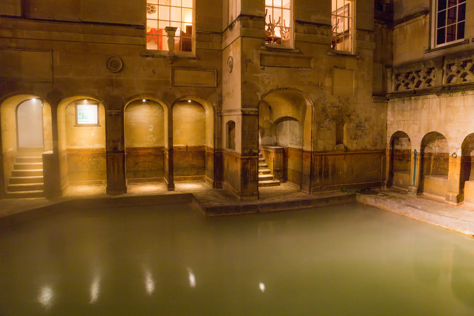 El manantial termal del Baño del Rey en Bath, Inglaterra, fotografiado por la noche mostrando la arquitectura histórica de piedra y el patrimonio termal