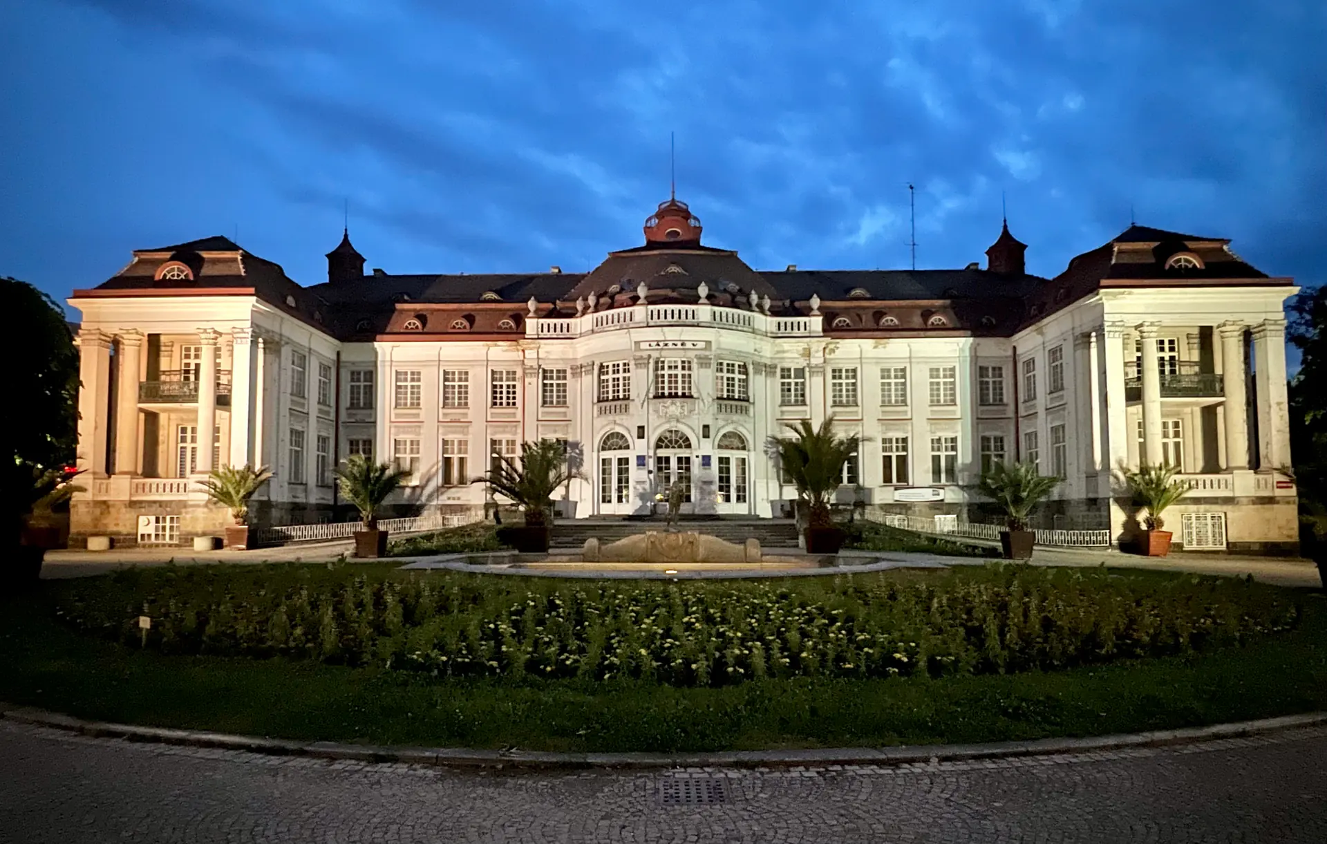 El elegante edificio del Balneario Elizabeth Alžbětiny lázně en Karlovy Vary, República Checa, mostrando la arquitectura termal de la era de los Habsburgo