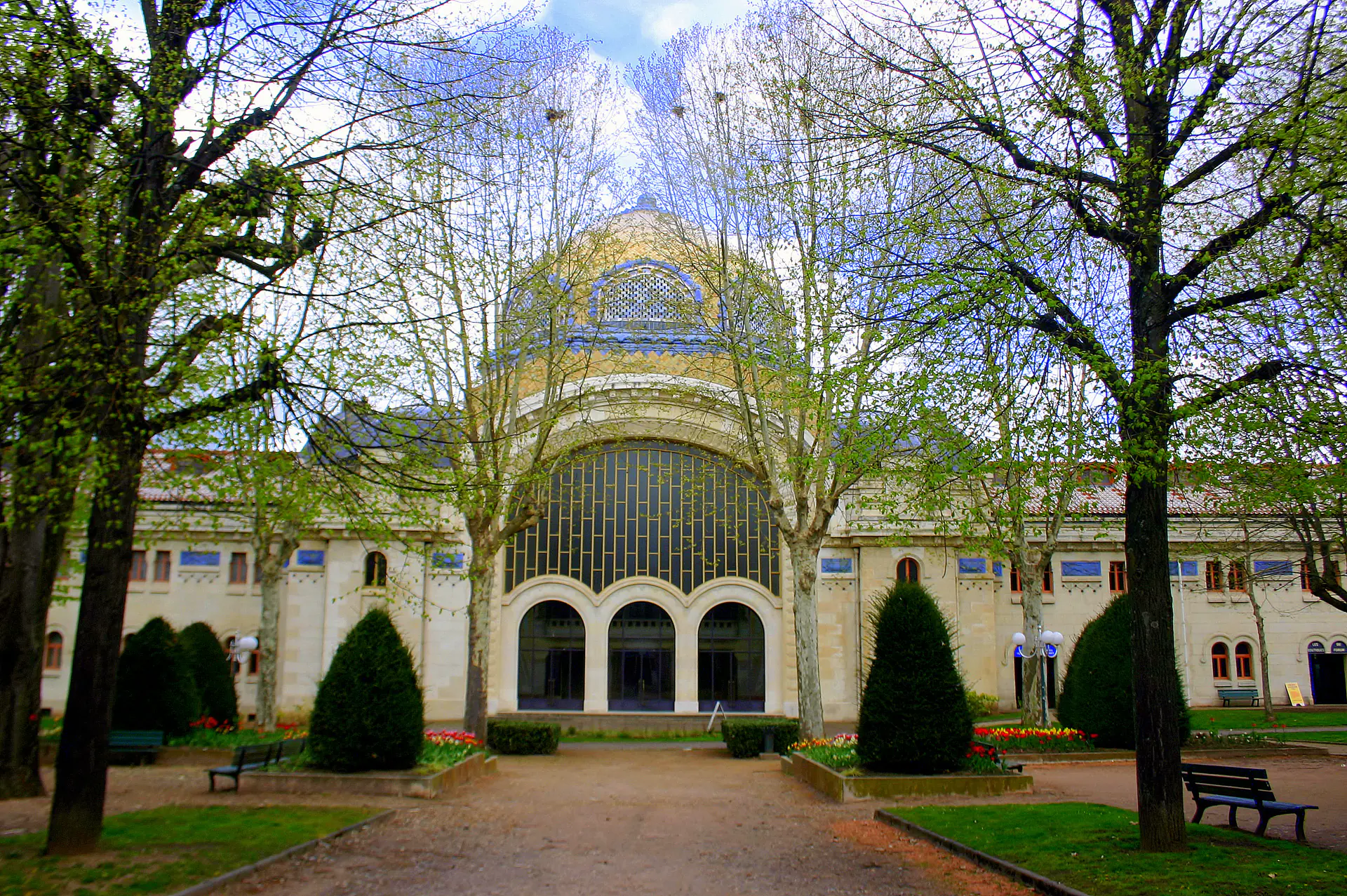 El Centre thermal des Dômes en Vichy, Francia, mostrando la arquitectura neo-morisca de esta histórica instalación termal