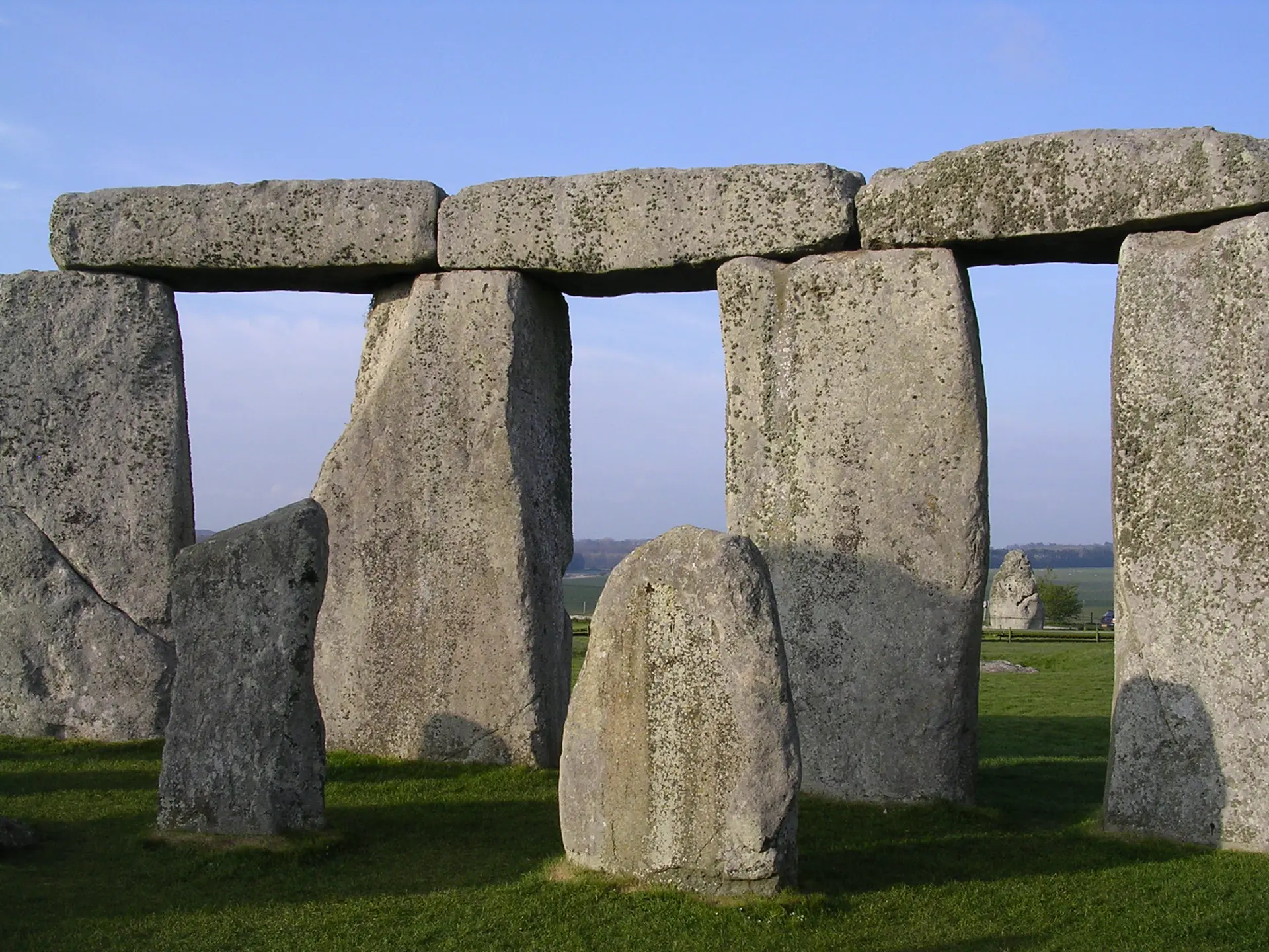 Vista interior del círculo de piedras de Stonehenge mirando hacia el noreste, mostrando masivos trilitos y piedras erguidas desde dentro del monumento