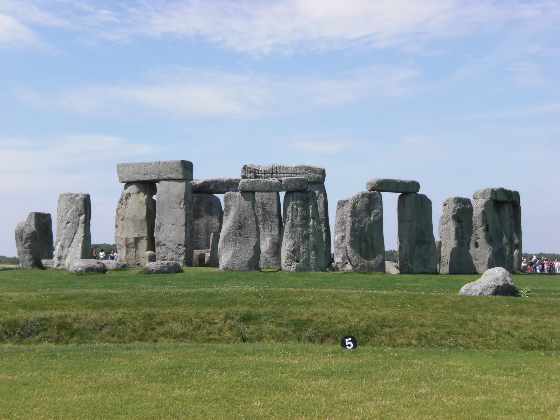 Vista completa de Stonehenge mostrando el arreglo completo del círculo de piedras en la Llanura de Salisbury con el paisaje circundante