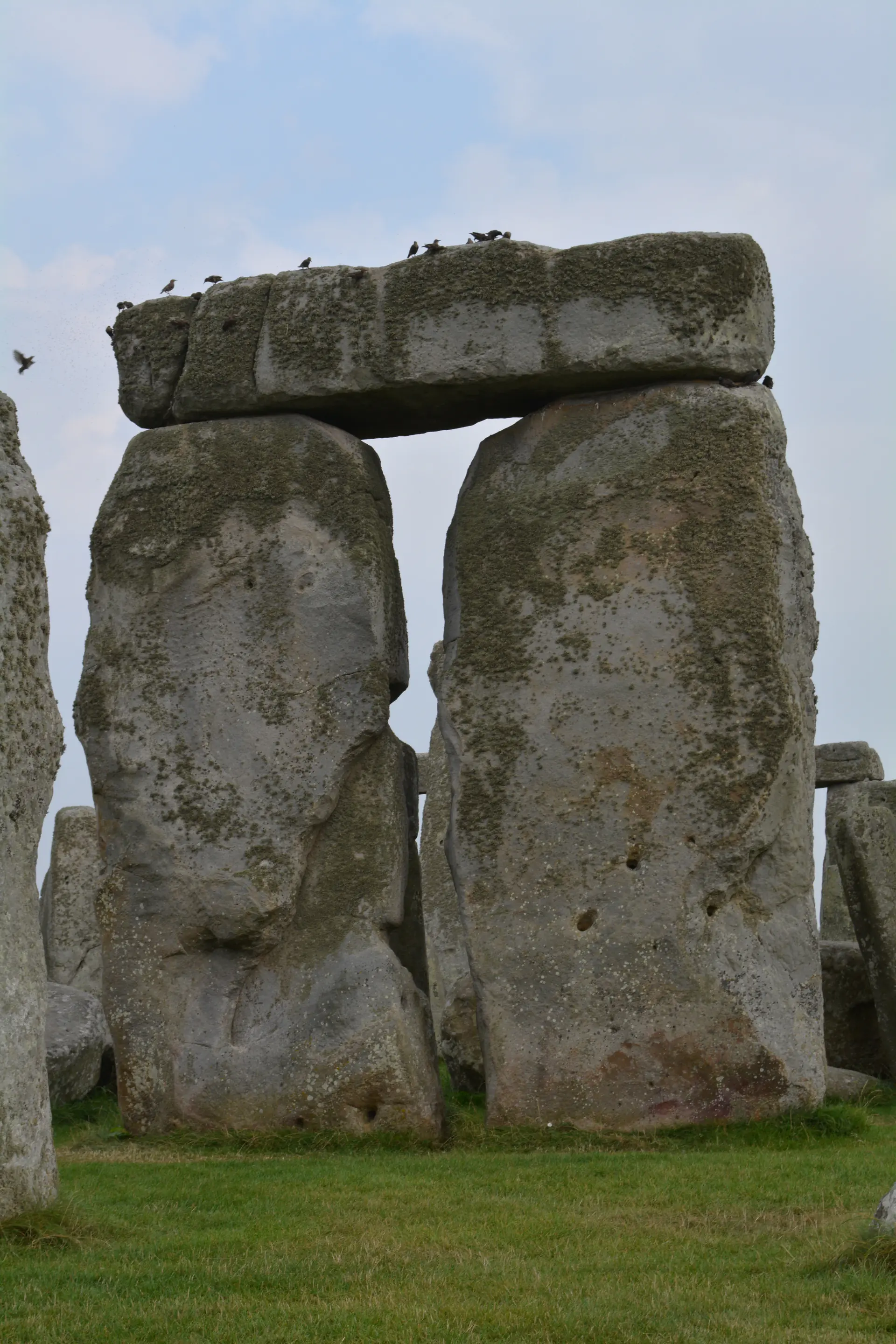 Vista de cerca de un trilito de Stonehenge mostrando las masivas piedras sarsen y las precisas uniones de construcción de mortaja y espiga