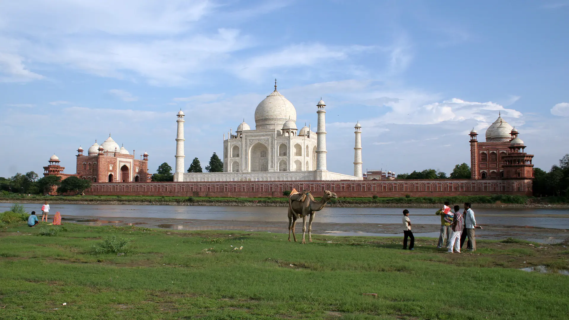 Vista del Taj Mahal desde el otro lado del río Yamuna mostrando la elevación completa del monumento y su relación con el paisaje natural