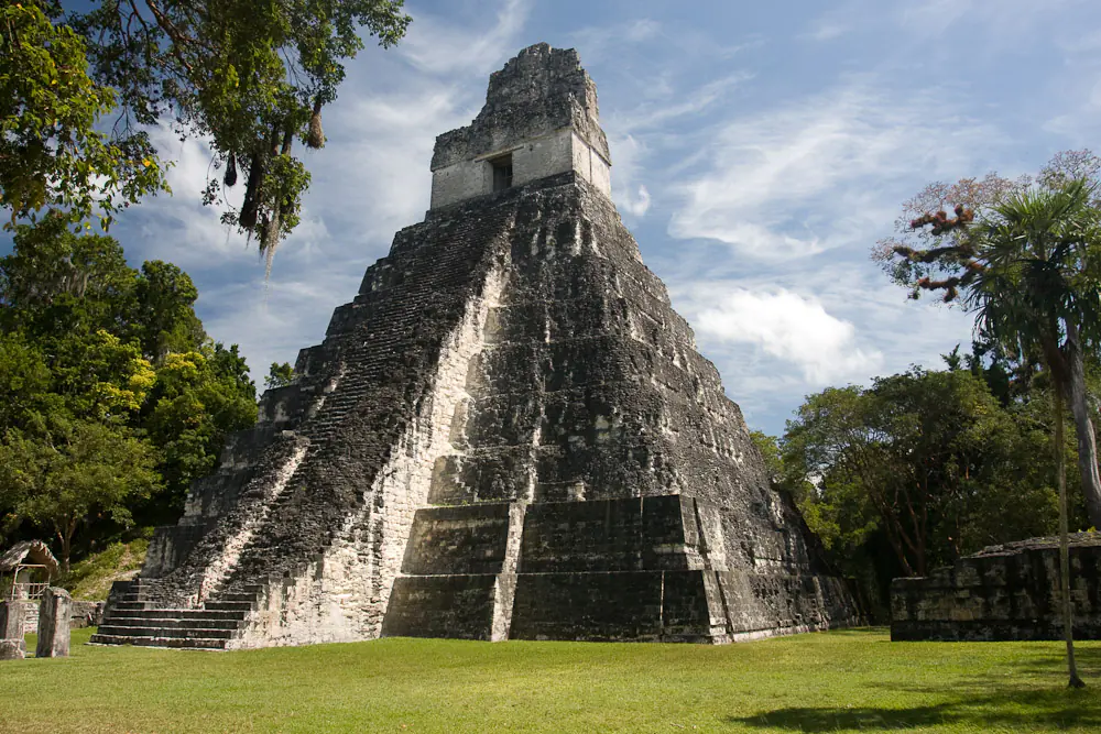 Templo I (Templo del Gran Jaguar) en la Gran Plaza de Tikal mostrando la icónica pirámide maya con su distintiva crestería y empinadas escaleras de piedra caliza
