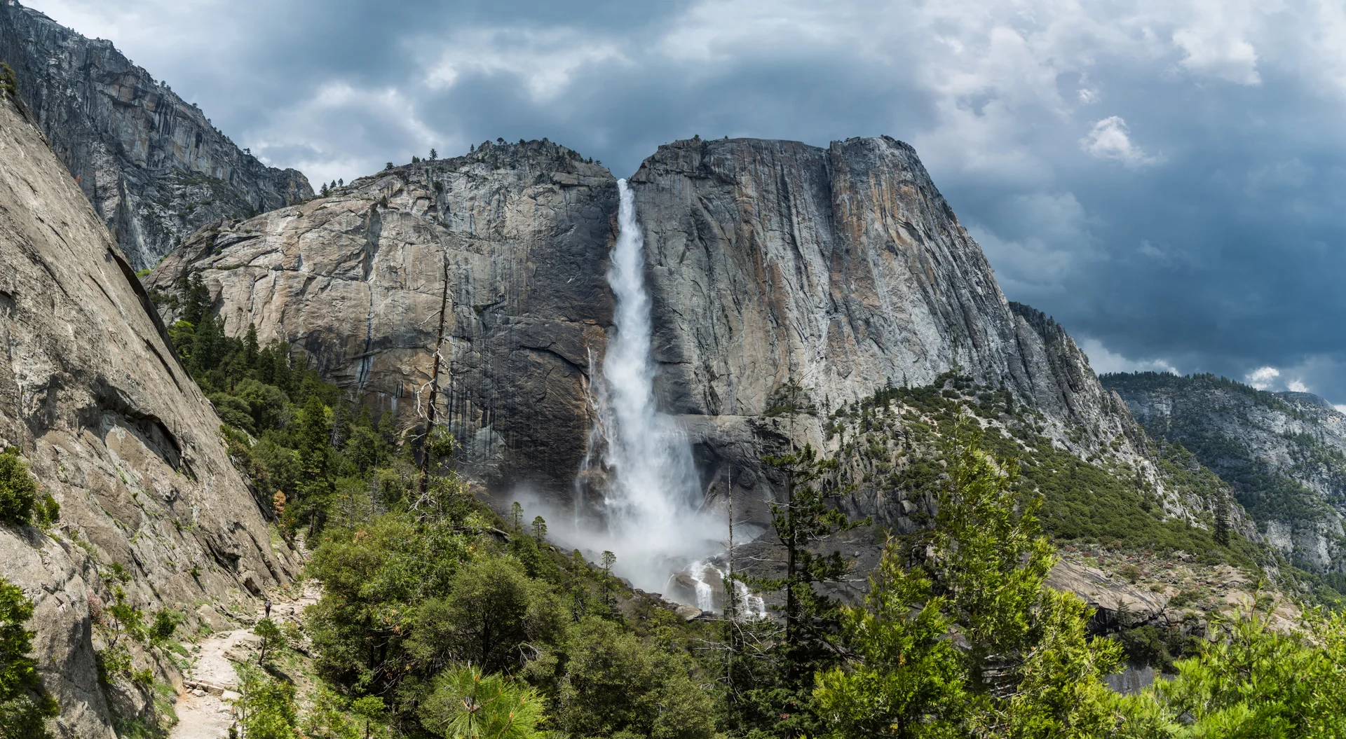 Espectaculares Cascadas de Yosemite mostrando la cascada completa de tres niveles durante el flujo máximo primaveral con efectos de neblina y arcoíris