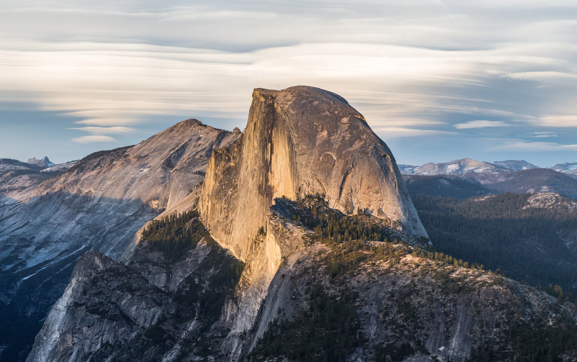 Majestuosa formación de granito Half Dome vista desde Glacier Point mostrando la clásica formación del valle glaciar y la naturaleza montañosa