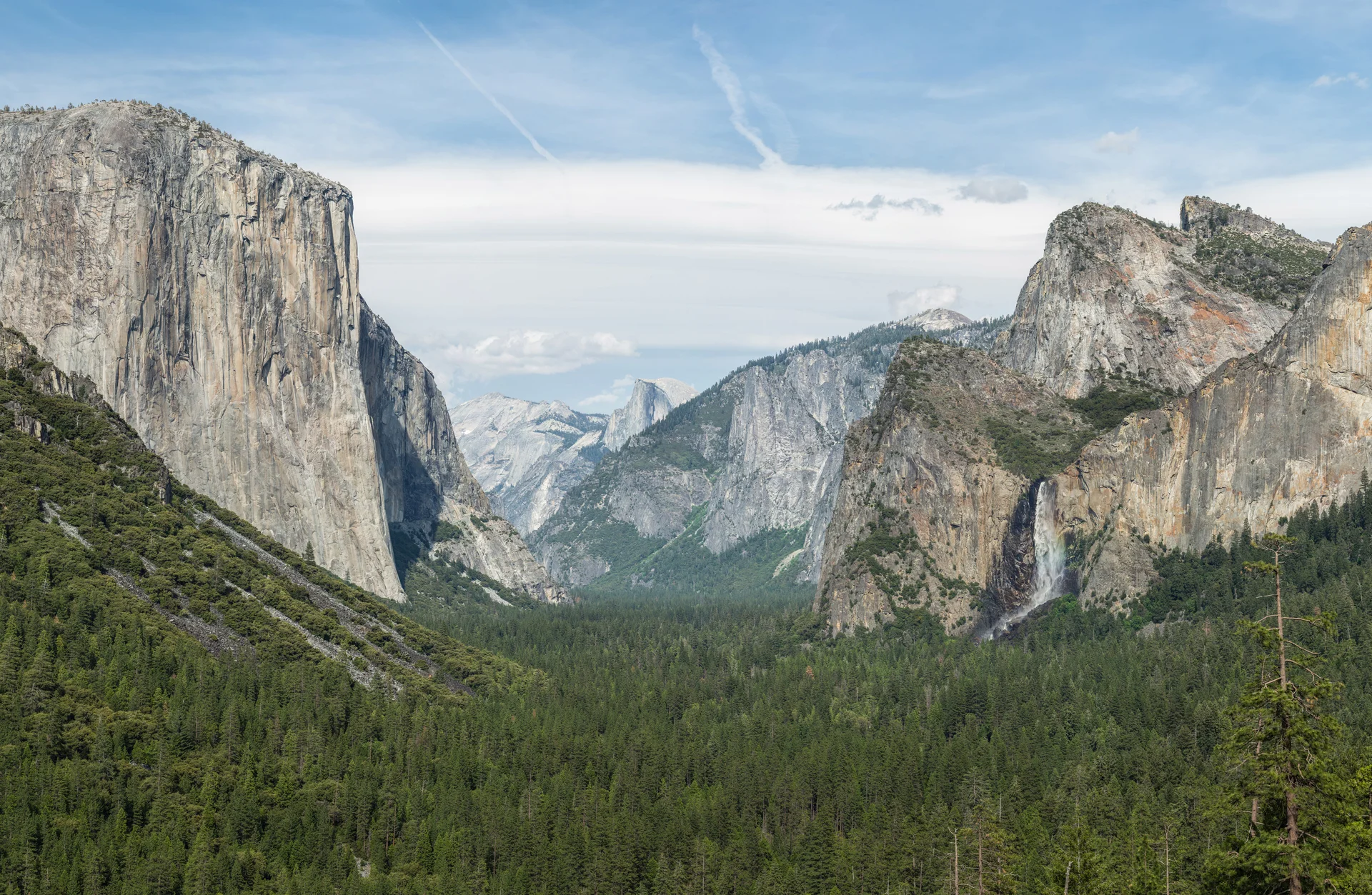 Icónico panorama desde Tunnel View mostrando El Capitán, Cascada Bridalveil y las formaciones de granito de Half Dome en el Valle de Yosemite